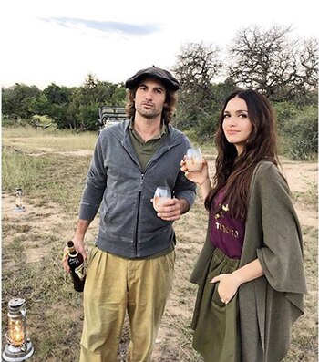 Junto a su marido, Jacob