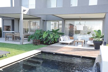 Pileta pintada de negro. (Foto: Ariel Gutraich/