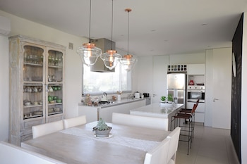 Living, comedor y cocina integrados.