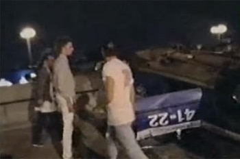 Uno de los patrulleros destrozados tras el fallido recital en Montreal