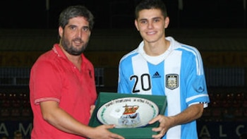 Un Icardi adolescente recibe el premio al goleador del torneo en 2012