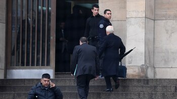 Acompañado por su abogado, el doctor Osvaldo Cantoro, Oyarbide recorrió las mismas escalinatas que cuando era juez federal, nada más que esta vez lo hizo como sospechoso.