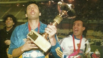 Boca con el título de la Copa de Oro Nicolás Leoz, uno de los títulos de la controversia