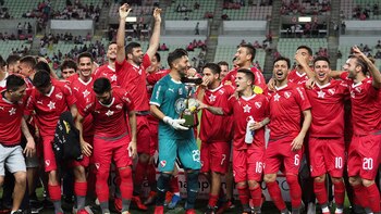 El “Rojo” con la Suruga Bank que ganó ante Cerezo Osaka (AFP)