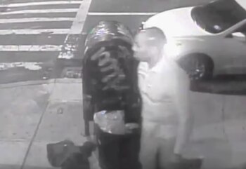 Este es el hombre que, según la policía, golpeó con fuerza en la cara a Sandor Szabo y lo dejó tirado en plena calle después que cayera al pavimento y sufriera una conmoción cerebral.