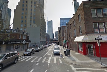 En esta cuadra de la calle 29 y la Avenida 41 de Queens, en Nueva York, fue donde la familia de Sandor Szabo cree que él salió a buscar su servicio de Uber y encontró la muerte (Foto: Google)