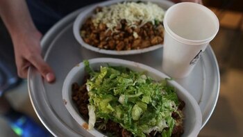 Al menos se presentaron dos demandas contra Chipotle por supuestamente causar 703 enfermedades (Getty)