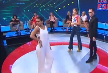 Cinthia muestra su look; atrás, Yanina