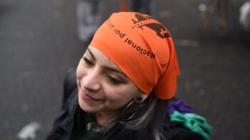 El pañuelo naranja cubre la cabeza de una manifestante que reclama por el aborto legal (Manuel Cortina)