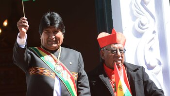 Junto al cardenal boliviano Toribio Ticona, el presidente Evo Morales lució la banda y la medalla por última vez el pasado 6 de agosto en Potosí en el 193° aniversario de la Declaración de Independencia (EFE)