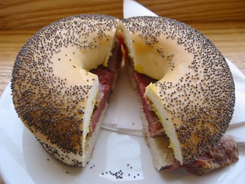 Un bagel con semilla de amapola podría dar positivo en los tests de drogas (Wikimedia)