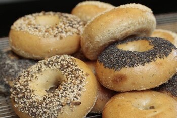 El bagel es un pan elaborado tradicionalmente de harina de trigo y que suele tener un agujero en el centro.(Dayna Smith para The Washington Post)