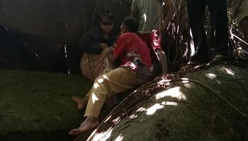 La mujer de 28 años, identificada solo como “H”, fue rescatada de una grieta detrás de grandes rocas.