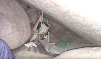 La pequeña grieta de la cueva donde “H” vivió por 15 años.