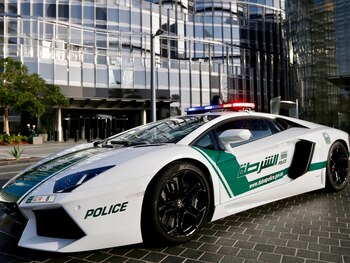 La policía local utiliza modelos Ferrari, Aston Martin y Lamborghini en su flota oficial
