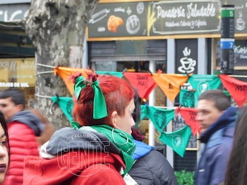 Los pañuelos naranjas cuelgan de distintos puestos en los alrededores del Congreso