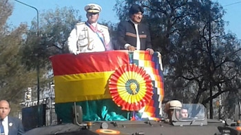 El presidente Evo Morales asistió a los actos por el 193 aniversario de las Fuerzas Armadas de Bolivia en Cochabamba y no lució la banda ni la medalla presidencial