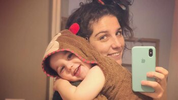 Juana junto a su hijo,