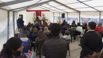 Una carpa de rezo, en donde 30 personas oran “por la Argentina y por los senadores”