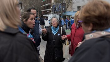 Un grupo de personas, en círculo, rezando a la par