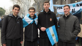 Seminaristas representantes de Mendoza manifestándose en contra de la legalización del aborto