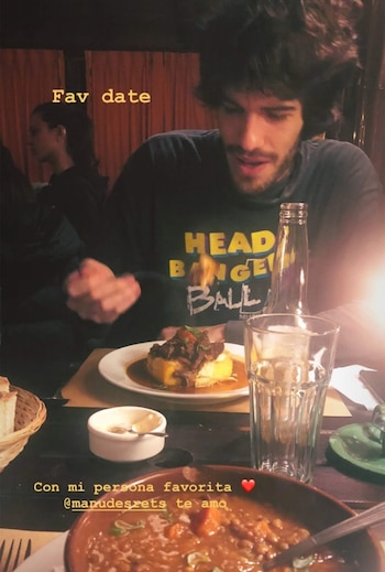 La foto que subió la uruguaya en donde se lo ve a Manuel comiendo junto a ella
