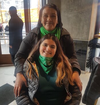 Romina Páez -junto a Marcela Ojeda, la periodista que impulsó el #NiUnaMenos- llegó de Rufino con dos amigas y la madre de una de ellas. Es militante política y defiende la causa por la legalización del aborto (foto twitter @Marcelitaojeda)