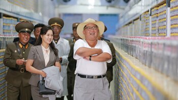 Kim Jong-un en la planta de Kumsanpho (AFP)