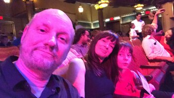 Juan José Campanella con su familia en Broadway, en la previa de “Gettin’ the band back together”