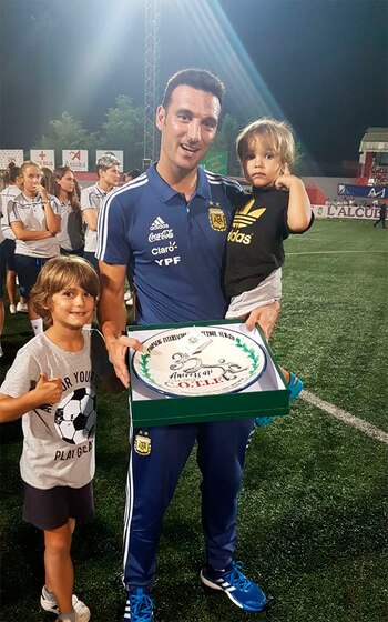 Scaloni saltó al campo con su familia a recibir el premio (Foto: @Argentina)