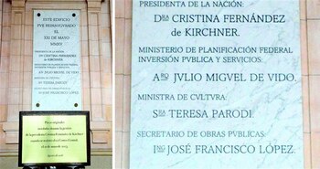 Las placas que se encuentran en el CCK, donde figuran los nombres de Cristina Kirchner, Julio De Vido y José López