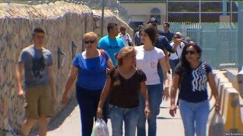 Migrantes cubanos arriban a El Paso, Texas, tras cruzar la frontera de México con EEUU. (Captura de imagen/KFOX14) Archivo Martí Noticias