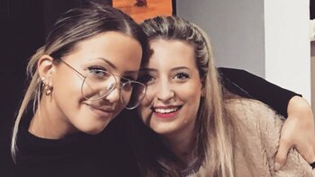 Brenda Curcio (i) y Ailén