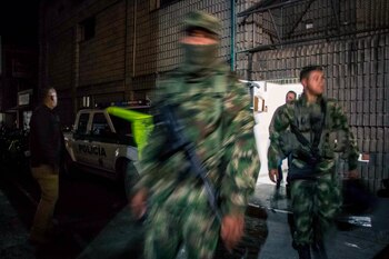 Soldados en Ituango (Colombia) acompañan