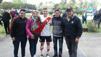 Álvarez con su padre, su madre y sus dos hermanos
