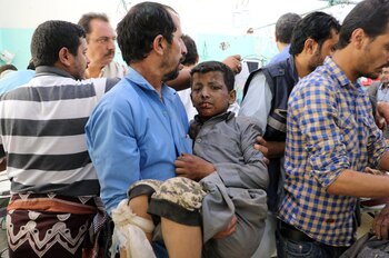 Un niño herido en el ataque sobre Saada (Reuters)