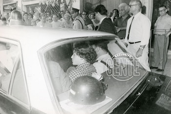 Al subir al patrullero dijo: “No me maten”. Su raid comenzó el 15 de marzo de 1971, cuando asaltó la boite Enamour, de Olivos. Mató, mientras dormían en el lugar, al barman paraguayo Manuel Godoy y al manager, Félix Mastronardi. El los conocía a ambos: ahí iba a bailar los sábados. En su debut homidida, Robledo expuso su sello distintivo: matar a traición.
