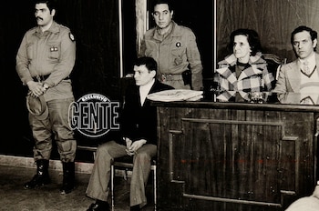 El juicio recién se llevó a cabo en 1980: enfrentó 36 cargos y fue condenado a cadena perpetua. “Esto es una farsa”, desafió, siempre altanero.