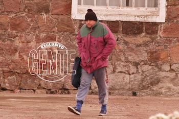En Sierra Chica, cuando tenía 56 años. Hoy carga con un estigma imborrable: es probablemente el criminal más famoso de la historia argentina. Tiene 66 años y 46 de ellos los pasó encerrado. Nadie lleva tanto tiempo tras las rejas.