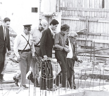 Con efectivos policiales y miembros de la Justicia, durante la reconstrucción de uno de sus homicidios.