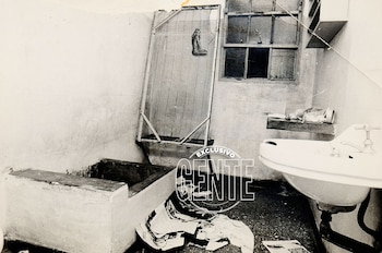 Su calabozo después de la huida. En febrero de 1973, Robledo Puch fue trasladado a la Unidad Carcelaria 9 de La Plata, pero a la 1.55 de la madrugada del domingo 8 de julio de ese año se fugó. Estuvo 68 horas prófugo. Lo recapturaron en Olivos, cerca de su casa paterna. Nunca más volvió a caminar la calle.