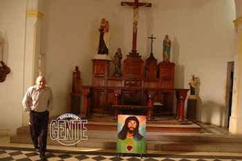 En una época, según confesaba, rezaba todas las noches. Y algunas veces visitaba la capilla del penal. Introvertido, Robledo se relacionó con poca gente dentro de su prisión y encontraba evasión en la pintura. Su mejor amiga fue una gata, con la que dormía abrazado. El preso más famoso de Sierra Chica no recibe visitas… y nadie lo espera detrás de los muros.