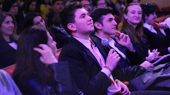 Una platea joven conectada y