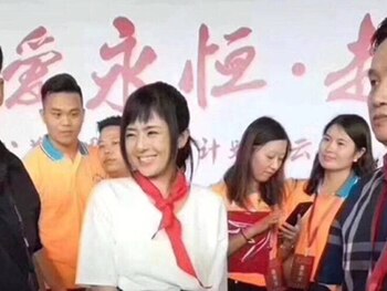 Sora Aoi, vestida como una “Pionera comunista”