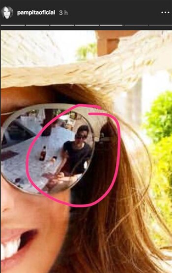 En el reflejo aparece Romina,