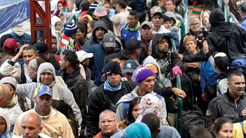 Miles de venezolanos buscan un
