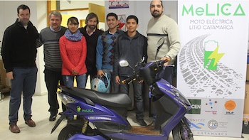 Posan con la moto equipada