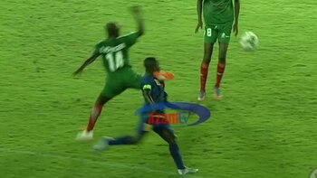 El jugador de Burundi le