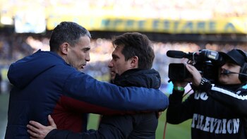 El saludo del mellizo con Vojvoda (Fotobaires)