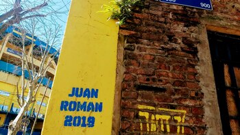 La pintada, con La Bombonera de fondo